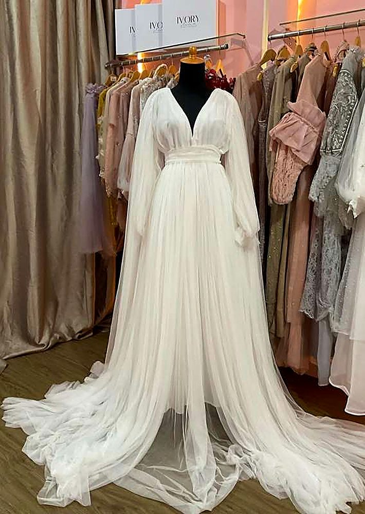 Gaun Tulle Putih