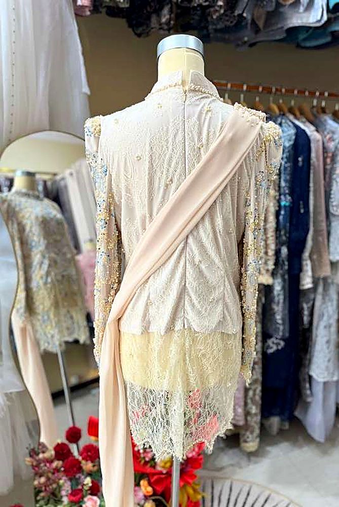 Kebaya Zalin Cream Off White